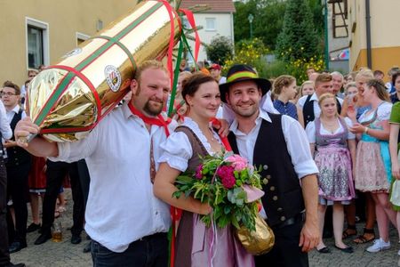 Beim Austanzen gewonnen: Das „Oberkirwapaar“ erhält Strauß und goldenen Buschn