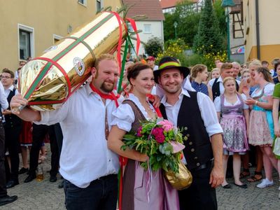 Beim Austanzen gewonnen: Das „Oberkirwapaar“ erhält Strauß und goldenen Buschn