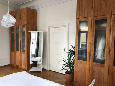 Kleiderschrank mit Aufsatz in Erle massiv