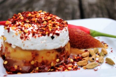 FriZie in Oel Birne-Chili aus der KnallerbsenHof-Kaeserei im Vorderen Bayerischen Wald erfreut sowohl den Gaumen als auch das Auge