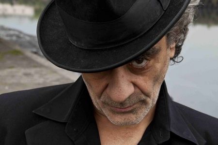 Daniel Melingo gibt ein Konzert im Frankfurter Hof