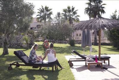 Feldenkrais-Uebungen in lockerer Atmosphaere genießen Interessierte in der Son Manera Retreat Finca im Landesinneren von Mallorca