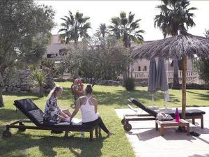 Feldenkrais-Uebungen in lockerer Atmosphaere genießen Interessierte in der Son Manera Retreat Finca im Landesinneren von Mallorca Feldenkrais-Uebungen in lockerer Atmosphaere genießen Interessierte in der Son Manera Retreat Finca im Landesinneren von Mallorca