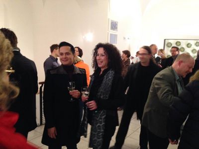 Gila Abutalebi mit Gaesten auf der Vernissage.