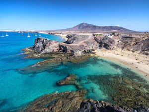 Weiße Straende und schwarzes Vulkangestein, Lanzarotes abwechslungsreiche Natur lockt vor allem Individualisten auf die Kanareninsel Weiße Straende und schwarzes Vulkangestein, Lanzarotes abwechslungsreiche Natur lockt vor allem Individualisten auf die Kanareninsel