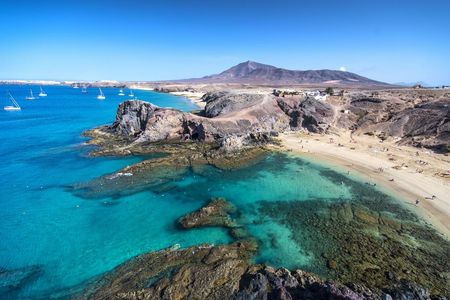 Weiße Straende und schwarzes Vulkangestein, Lanzarotes abwechslungsreiche Natur lockt vor allem Individualisten auf die Kanareninsel