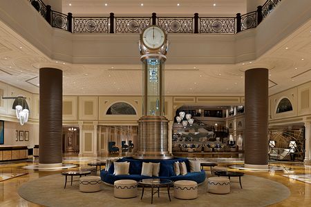 Die Eingangshalle des Waldorf Astoria Ras Al Khaimah ist fast schon ein Tempel