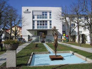 Die Kunstgiesserei Strassacker in Suessen hat sich seit vier Generationen als Familienunternehmen dem Kunstguss verschrieben. Die Kunstgiesserei Strassacker in Suessen hat sich seit vier Generationen als Familienunternehmen dem Kunstguss verschrieben.