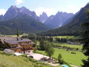 Wanderer haben auf ihrem Weg zum Suedtiroler Kinigerhof, Mitglied bei Roter Hahn, immer die Dolomiten im Blick – und die Suessspeisen der Baeuerin Wanderer haben auf ihrem Weg zum Suedtiroler Kinigerhof, Mitglied bei Roter Hahn, immer die Dolomiten im Blick – und die Suessspeisen der Baeuerin