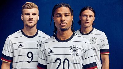 Die sehen aus wie Straeflinge im Wilden Westen schreibt ein User ueber das neue Trikot fuer die DFB Elf