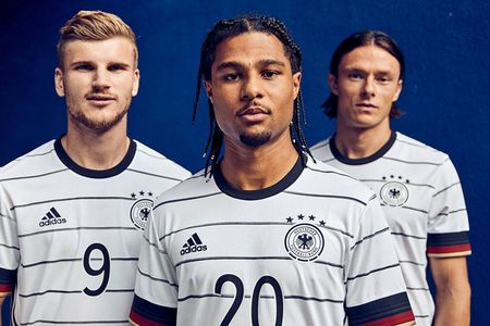Die sehen aus wie Straeflinge im Wilden Westen schreibt ein User ueber das neue Trikot fuer die DFB Elf