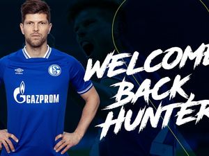 Noch hält Fußball-Bundesligist FC Schalke an seinem Sponsor Gazprom fest. Eine Trennung ist unausweichlich, findet dagegen Agenturchef Raphael Brinkert