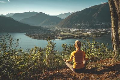 Sich Gutes tun bei bester Aussicht – der „Sentiero dello Yoga“ oberhalb vom Lago Maggiore im mediterranen Tessin/Schweiz umfasst neun Themen-Stationen