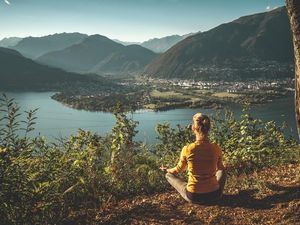 Sich Gutes tun bei bester Aussicht – der „Sentiero dello Yoga“ oberhalb vom Lago Maggiore im mediterranen Tessin/Schweiz umfasst neun Themen-Stationen Sich Gutes tun bei bester Aussicht – der „Sentiero dello Yoga“ oberhalb vom Lago Maggiore im mediterranen Tessin/Schweiz umfasst neun Themen-Stationen