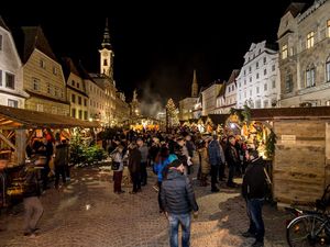 Nur wenige Fußminuten vom harry’s home Steyr entfernt lädt der stimmungsvolle Adventmarkt in der oberösterreichischen Christkindlstadt zum gemütlichen Weihnachtsbummel ein Nur wenige Fußminuten vom harry’s home Steyr entfernt lädt der stimmungsvolle Adventmarkt in der oberösterreichischen Christkindlstadt zum gemütlichen Weihnachtsbummel ein