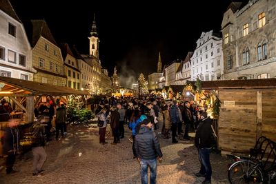 Nur wenige Fußminuten vom harry’s home Steyr entfernt lädt der stimmungsvolle Adventmarkt in der oberösterreichischen Christkindlstadt zum gemütlichen Weihnachtsbummel ein