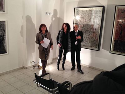 Die Galeristin Karin Krzenck-Liechtenstein mit Gila Abbutalebi und Prof.Rayan Abdullah.
