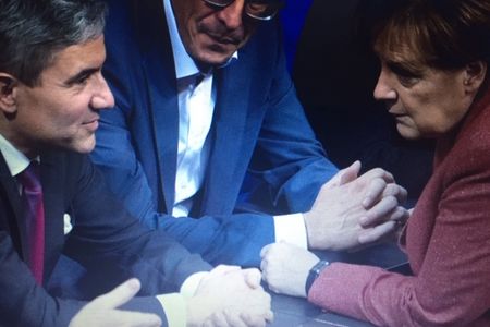 Wird hier das Ende von Deutschland besprochen? Ganz links auf dem Bild, Stephan Harbarth der neue Bundeverfassungsrichter in Karlsruhe mit Angela Merkel