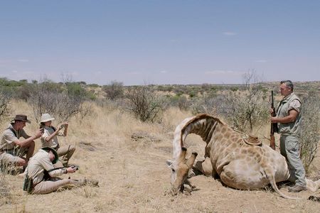 Sie erlegen Zebras und Giraffen um anschließend für ein Foto mit dem toten Wesen zu posieren