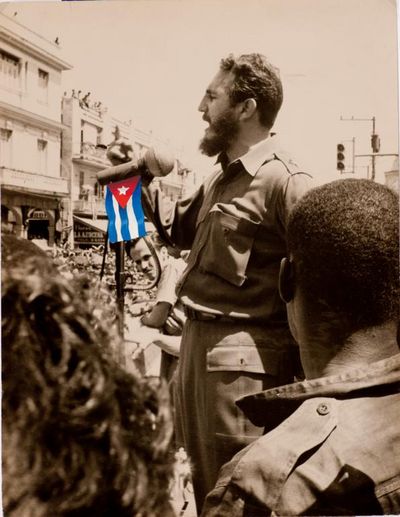 Alberto Korda Siegesfeier nach der Schlacht in der Schweine-bucht, Fidel Castro mit aufgemalter Flagge, 1961