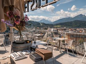 Ein gemütlicher Brunch gehört zum optimalen Start ins Wochenende einfach dazu. Im Hotelrestaurant „weitsicht“ im 12. Stock des ADLERS Lifestyle-Hotel in Innsbruck schmeckt das reichhaltige Frühstück nicht nur besonders gut, hier ist auch der 360- Ein gemütlicher Brunch gehört zum optimalen Start ins Wochenende einfach dazu. Im Hotelrestaurant „weitsicht“ im 12. Stock des ADLERS Lifestyle-Hotel in Innsbruck schmeckt das reichhaltige Frühstück nicht nur besonders gut, hier ist auch der 360-Grad-Blick auf die Landeshauptstadt ist ein echtes Highlight.