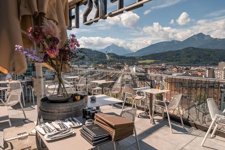 Ein gemütlicher Brunch gehört zum optimalen Start ins Wochenende einfach dazu. Im Hotelrestaurant „weitsicht“ im 12. Stock des ADLERS Lifestyle-Hotel in Innsbruck schmeckt das reichhaltige Frühstück nicht nur besonders gut, hier ist  auch der 360-Grad-Blick auf die Landeshauptstadt ist ein echtes Highlight.