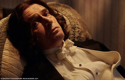 Lebenslust, ausschweifende Parties, leidenschaftliche Affaeren. Rupert Everett ist Oscar Wilde