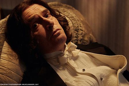 Lebenslust, ausschweifende Parties, leidenschaftliche Affaeren. Rupert Everett ist Oscar Wilde