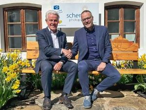 Franz Innerhofer (li.) übergibt den Stab der Tourismusdirektion Schenna an Stefan Kaserbacher Franz Innerhofer (li.) übergibt den Stab der Tourismusdirektion Schenna an Stefan Kaserbacher