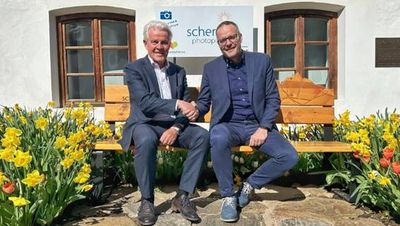 Franz Innerhofer (li.) übergibt den Stab der Tourismusdirektion Schenna an Stefan Kaserbacher