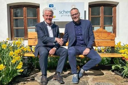 Franz Innerhofer (li.) übergibt den Stab der Tourismusdirektion Schenna an Stefan Kaserbacher