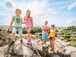 Dank des betreuten Kinderprogramms im Bodenmaiser Hof im Bayerischer Wald genießen große wie kleine Gaeste den Familienurlaub Dank des betreuten Kinderprogramms im Bodenmaiser Hof im Bayerischer Wald genießen große wie kleine Gaeste den Familienurlaub