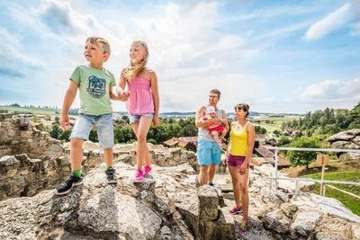 Dank des betreuten Kinderprogramms im Bodenmaiser Hof im Bayerischer Wald genießen große wie kleine Gaeste den Familienurlaub