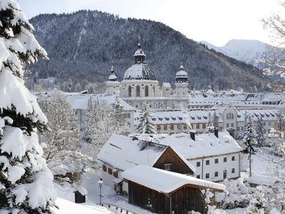 Auf dem Enzianweg: Blick auf Kloster Ettal und ins Graswangtal