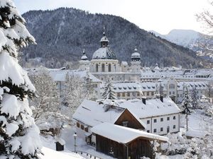 Auf dem Enzianweg: Blick auf Kloster Ettal und ins Graswangtal Auf dem Enzianweg: Blick auf Kloster Ettal und ins Graswangtal