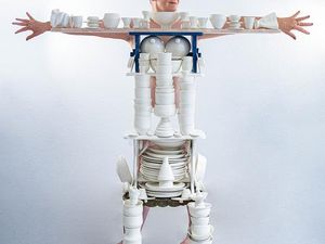 Mit der Ausstellung DER PORZELLAN CODE zeigt das Museum für Vor- und Frühgeschichte erstmals umfassend Uli Aigners Wirken und die vielfältigen Deutungen davon Mit der Ausstellung DER PORZELLAN CODE zeigt das Museum für Vor- und Frühgeschichte erstmals umfassend Uli Aigners Wirken und die vielfältigen Deutungen davon