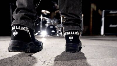 Rock-Ikonen in der CI: Zum Verkaufsstart Ende Juni geben zwei Stars von Metallica das symbolische Go für die Stahlkappenschuhe "Metallica Safety Boots"