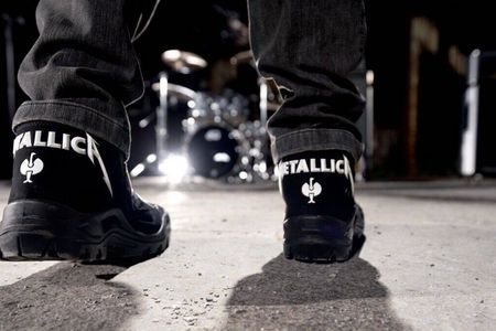 Rock-Ikonen in der CI: Zum Verkaufsstart Ende Juni geben zwei Stars von Metallica das symbolische Go für die Stahlkappenschuhe "Metallica Safety Boots"