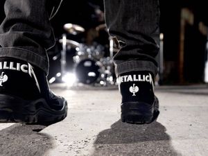 Rock-Ikonen in der CI: Zum Verkaufsstart Ende Juni geben zwei Stars von Metallica das symbolische Go für die Stahlkappenschuhe "Metallica Safety Boots"