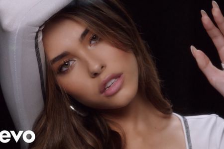 Madison Beer veroeffentlicht ihre neueste Single BOYSHIT ueber Epic Records