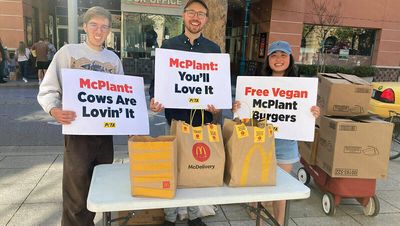 Kuh-le Aktion: PETA schließt Frieden mit McDonald’s und verschenkt den McPlant