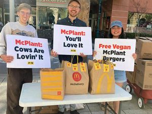 Kuh-le Aktion: PETA schließt Frieden mit McDonald’s und verschenkt den McPlant