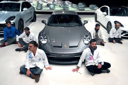 Porsche und Volkswagen sollen Protestierende in der Autostadt Wolfsburg unangemessen behandelt haben