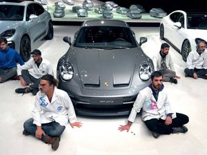 Porsche und Volkswagen sollen Protestierende in der Autostadt Wolfsburg unangemessen behandelt haben Porsche und Volkswagen sollen Protestierende in der Autostadt Wolfsburg unangemessen behandelt haben
