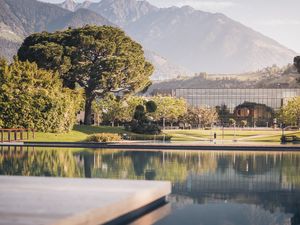 Im Angesicht der Texelgruppe kühlen sich Therme-Meran-Besucher im neuen Bio Nature Pool ab, der den 52.000 Quadratmeter großen Outdoor-Park von Südtirols Signature Spa ab sofort bereichert Im Angesicht der Texelgruppe kühlen sich Therme-Meran-Besucher im neuen Bio Nature Pool ab, der den 52.000 Quadratmeter großen Outdoor-Park von Südtirols Signature Spa ab sofort bereichert