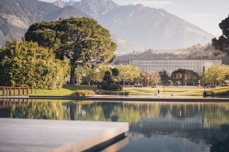 Im Angesicht der Texelgruppe kühlen sich Therme-Meran-Besucher im neuen Bio Nature Pool ab, der den 52.000 Quadratmeter großen Outdoor-Park von Südtirols Signature Spa ab sofort bereichert