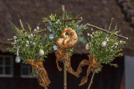 Mit etwas Geschick und ein paar immergrünen Zweigen lassen sich die Allgäuer Palmboschen auch zu Hause nachbasteln