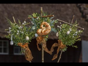 Mit etwas Geschick und ein paar immergrünen Zweigen lassen sich die Allgäuer Palmboschen auch zu Hause nachbasteln Mit etwas Geschick und ein paar immergrünen Zweigen lassen sich die Allgäuer Palmboschen auch zu Hause nachbasteln