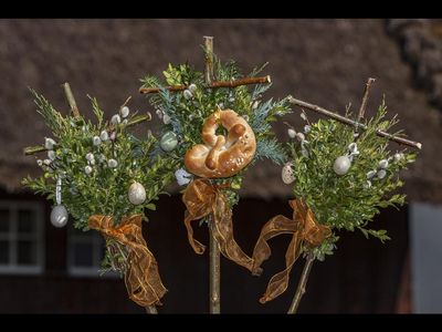 Mit etwas Geschick und ein paar immergrünen Zweigen lassen sich die Allgäuer Palmboschen auch zu Hause nachbasteln