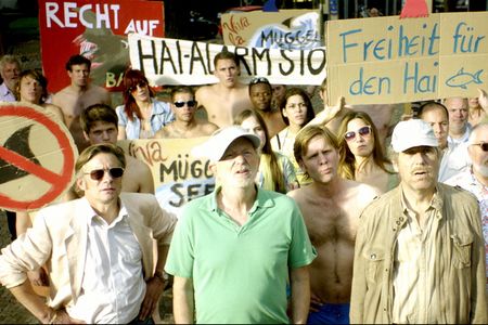 "Hai-Alarm am Müggelsee" - Schräges, satirisches Abenteuer von und mit Leander Haußmann und Sven Regener
